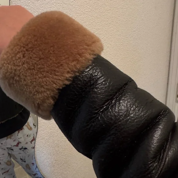 Elegant Black and Tan Shearling Leather Jacket - Picture 3 of 15